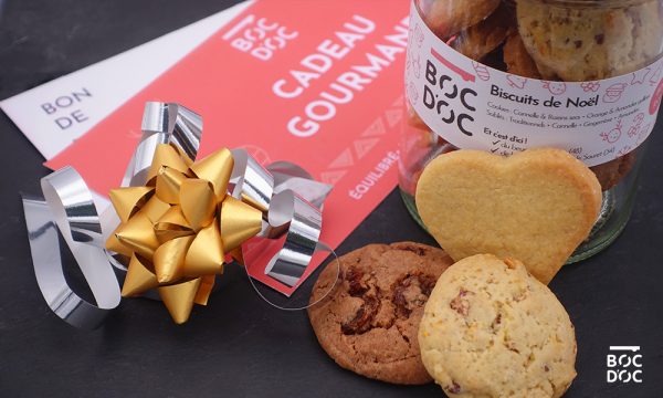 bocal de biscuits de noel accompagné d'une carte cadeau